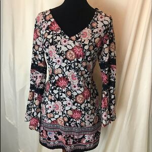 Xhilaration Size M Floral Top / Wide Lace Sleeves